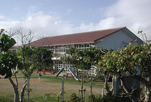 八島小学校校舎